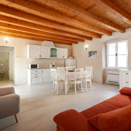 Apartament Mama - Traditional In Omis, Free Parking Omiš